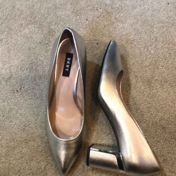 DKNY Elie Silver Leather Upper Closed Toe Pumps with Block Heel-Size 8 - Picture 1 of 9